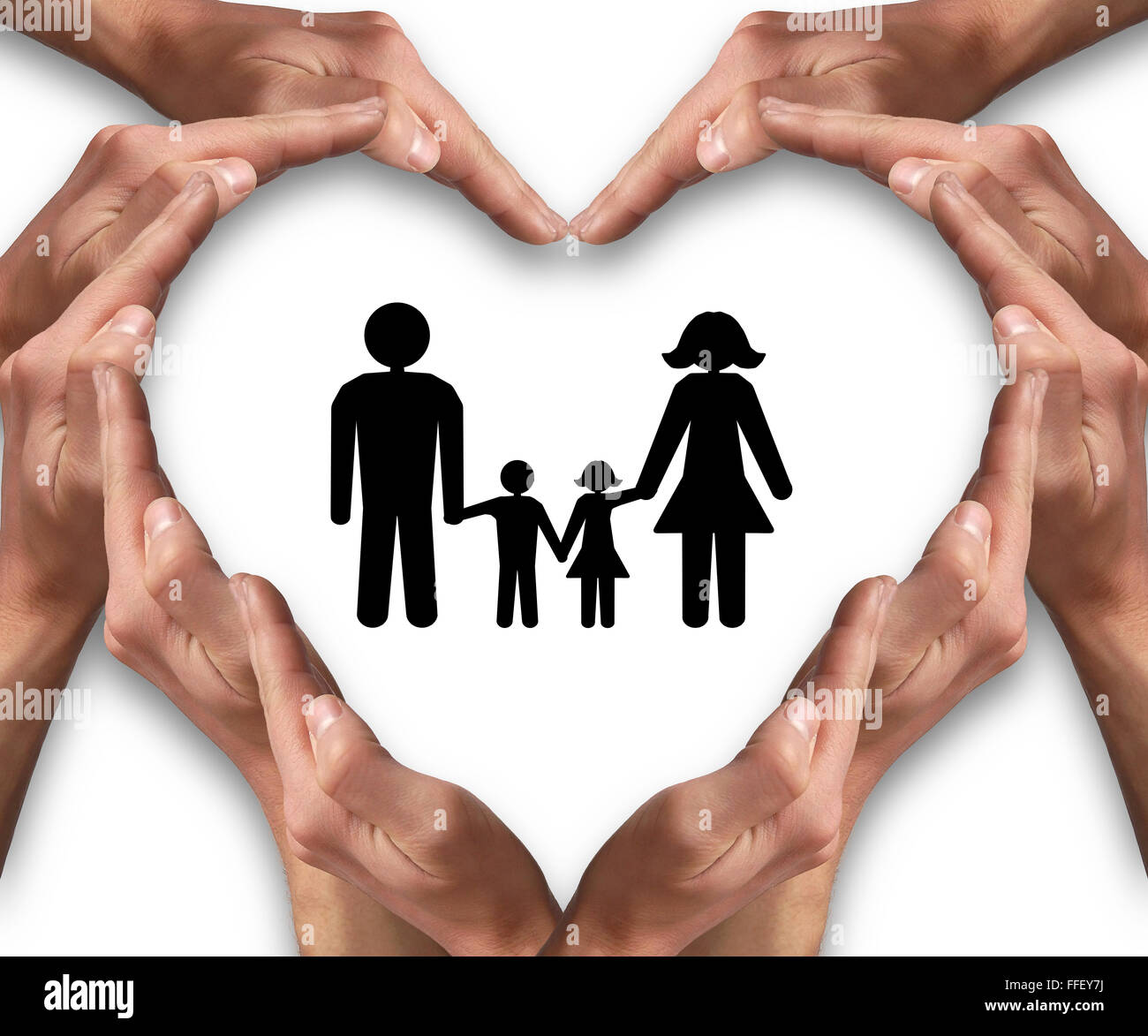 Mains disposées en forme de coeur isolé sur fond blanc avec une illustration de la famille dans le milieu. L'assurance, protection, lo Banque D'Images