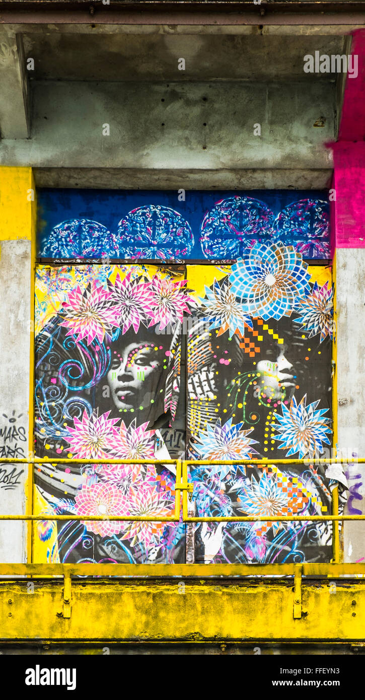 Pscychedelic graffito montrant deux femmes afro-américaines Banque D'Images