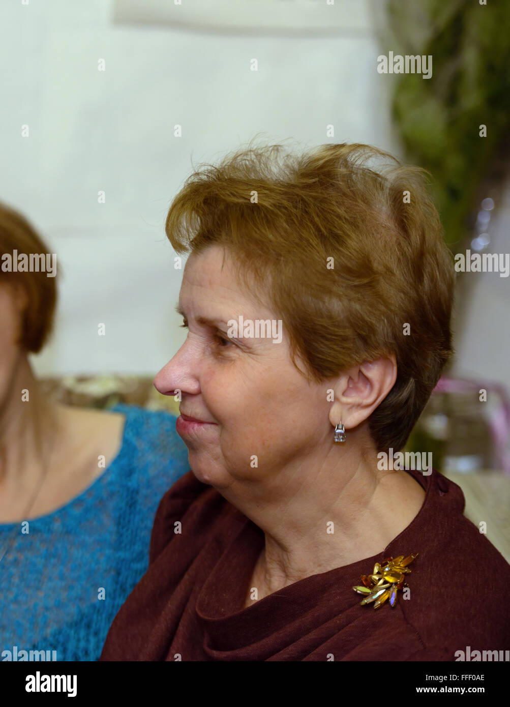Profil de la tête et des épaules en portrait of smiling senior woman. Banque D'Images