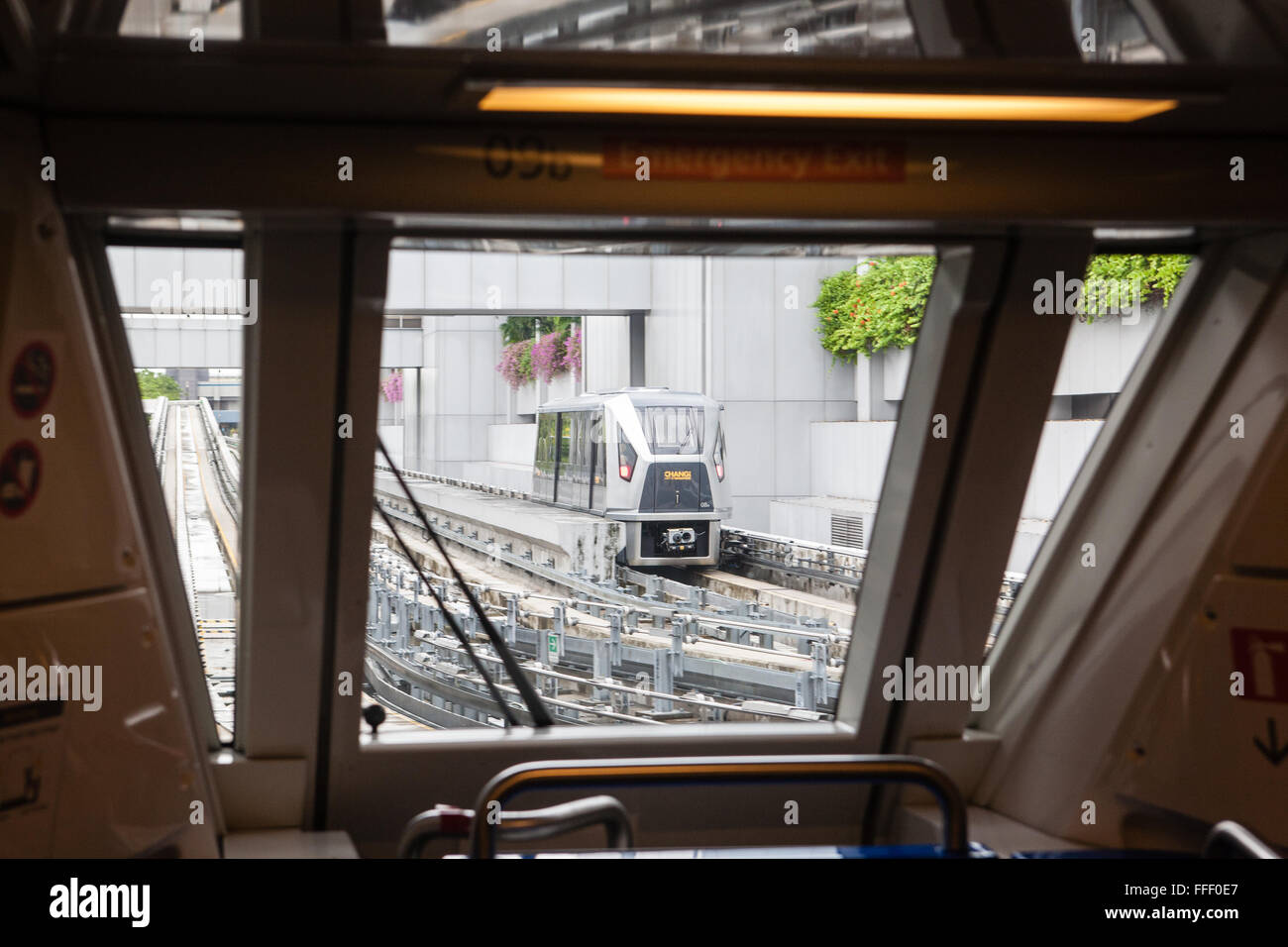 Les avions,pas de pilote,ordinateur exploité le Skytrain qui voyagent entre les bornes à l'aéroport de Changi, Singapour Banque D'Images