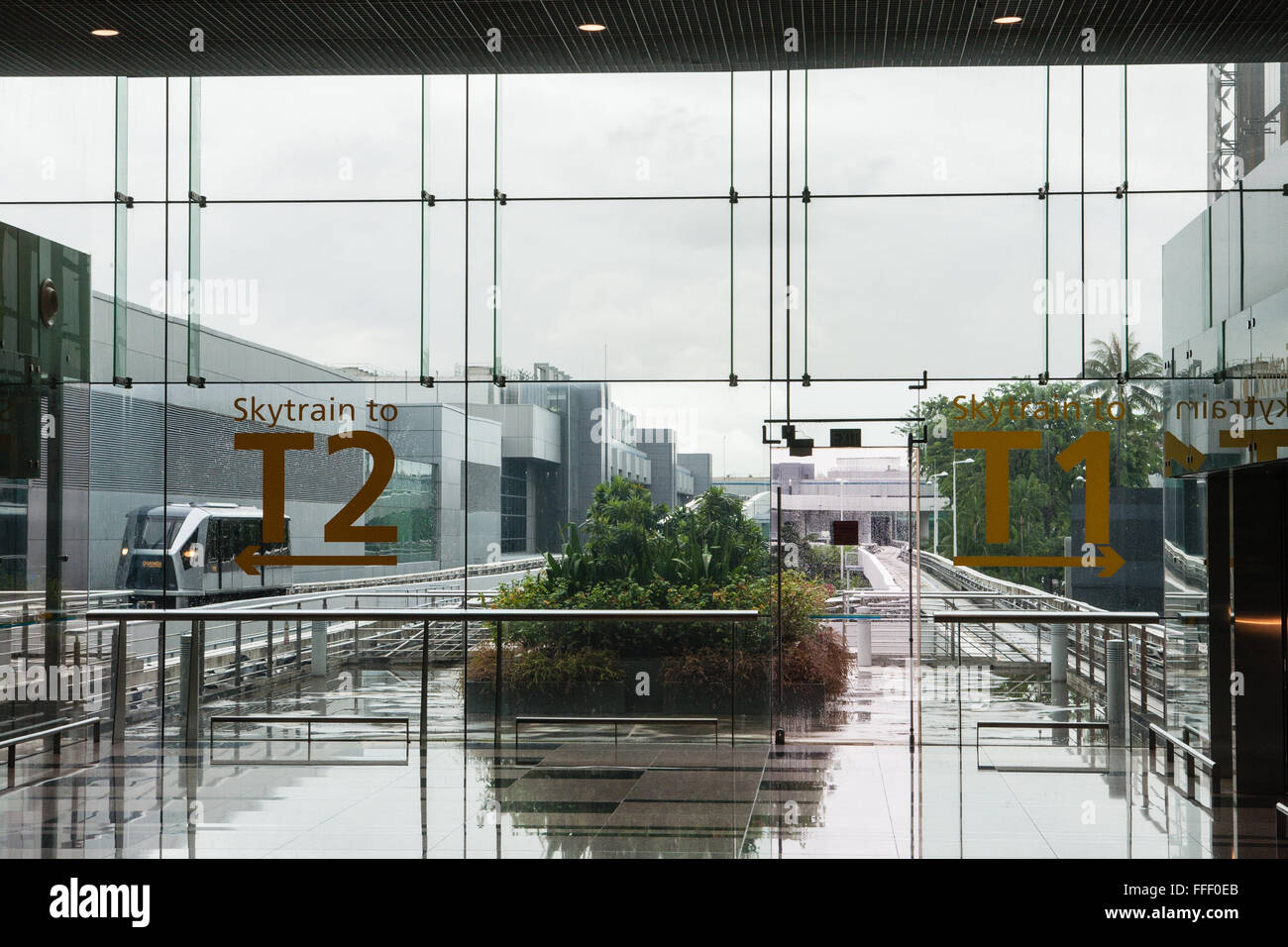 Les avions,pas de pilote,ordinateur exploité le Skytrain qui voyagent entre les bornes à l'aéroport de Changi, Singapour Banque D'Images