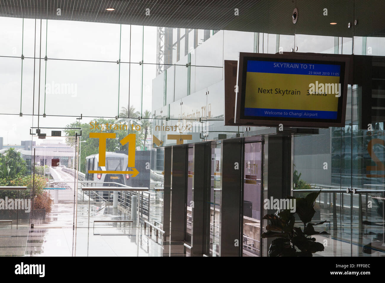 Les avions,pas de pilote,ordinateur exploité le Skytrain qui voyagent entre les bornes à l'aéroport de Changi, Singapour Banque D'Images