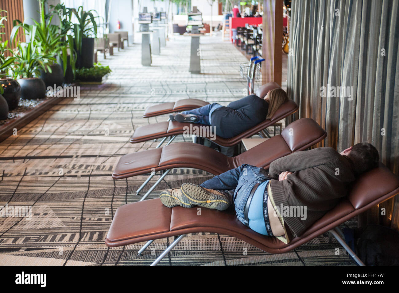 Épuisé,passagers,dormir,dormir,privé,le manque de sommeil, repos,sur,salon,chaises,lits,fournis,au départ,terminal,l'aéroport Changi de Singapour,Asie,,, Banque D'Images