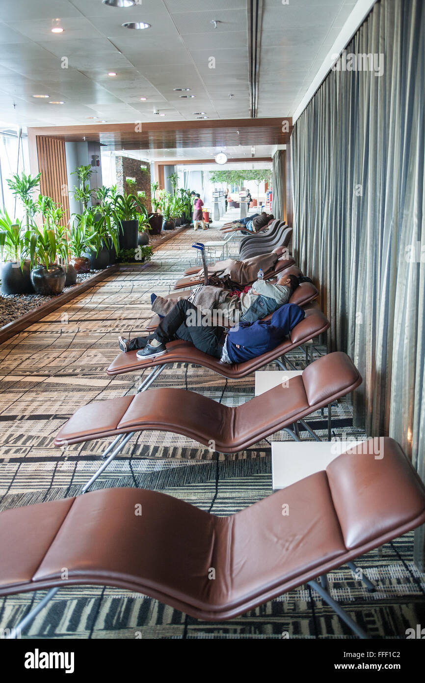 Épuisé,passagers,dormir,dormir,privé,le manque de sommeil, repos,sur,salon,chaises,lits,fournis,au départ,terminal,l'aéroport Changi de Singapour,Asie,,, Banque D'Images