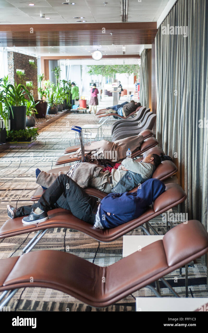 Épuisé,passagers,dormir,dormir,privé,le manque de sommeil, repos,sur,salon,chaises,lits,fournis,au départ,terminal,l'aéroport Changi de Singapour,Asie,,, Banque D'Images