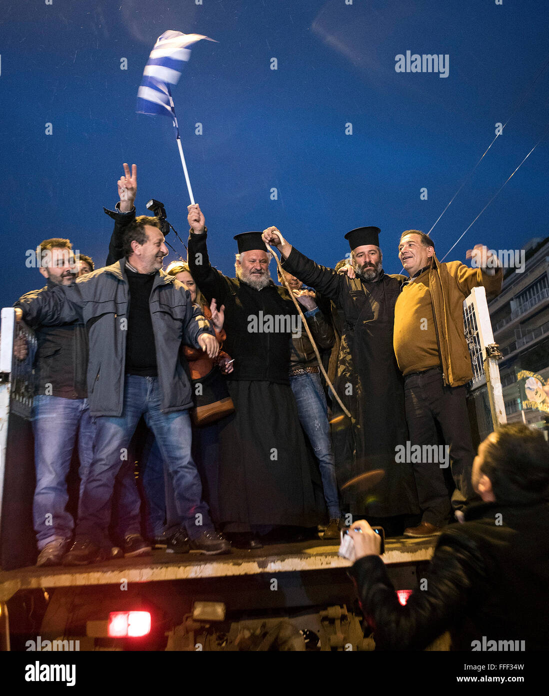 Athènes, Grèce. 12 Février, 2016. Les agriculteurs dur leurs tracteurs en face du parlement grec à Athènes, Grèce, le 12 février 2016. Les agriculteurs de l'ensemble de la Grèce se sont rassemblés dans le centre d'Athènes pour deux jours de protestation contre la sécurité sociale et la réforme des retraites prévues par le gouvernement. Credit : Elias Verdi/ Alamy Live News Banque D'Images