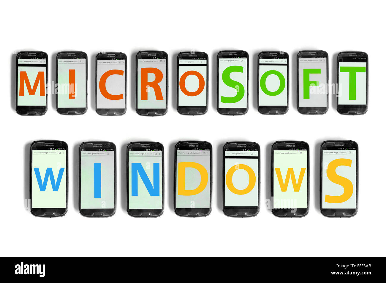 Microsoft Windows écrit sur l'écran des smartphones photographié sur un fond blanc. Banque D'Images