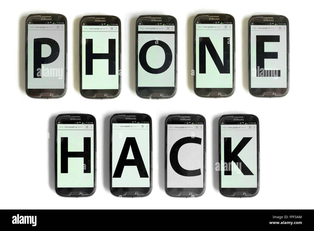 Phone Hack écrit sur l'écran des smartphones photographié sur un fond blanc. Banque D'Images