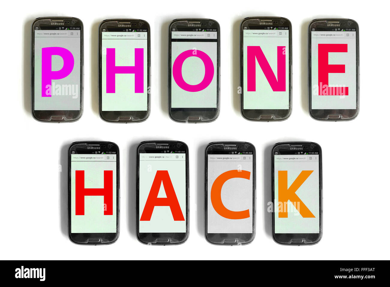 Phone Hack écrit sur l'écran des smartphones photographié sur un fond blanc. Banque D'Images