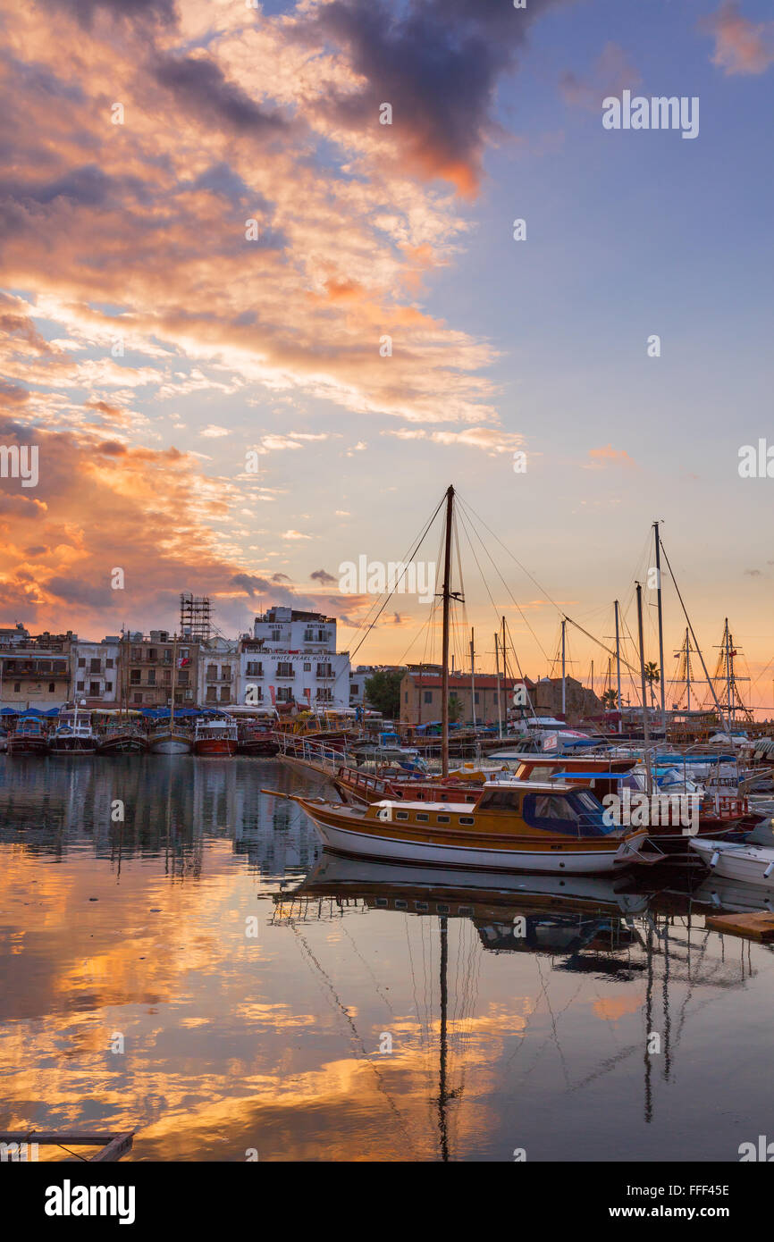 Port de Kyrenia, Chypre du Nord au coucher du soleil Banque D'Images