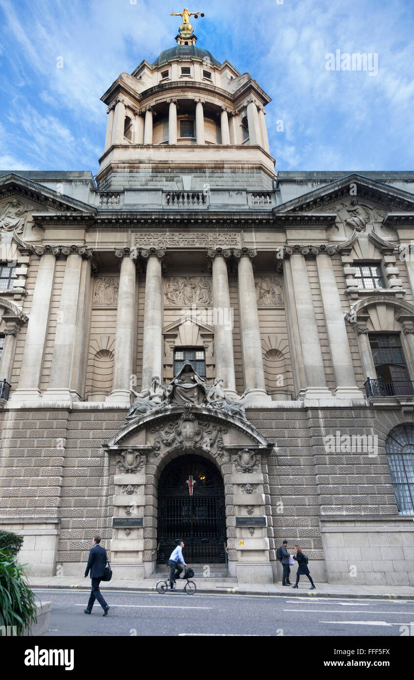 Façade du bâtiment 1900 pour la Cour pénale centrale, connue sous le nom de Old Bailey, dans le centre de Londres. La justice statue sur le dessus. Banque D'Images