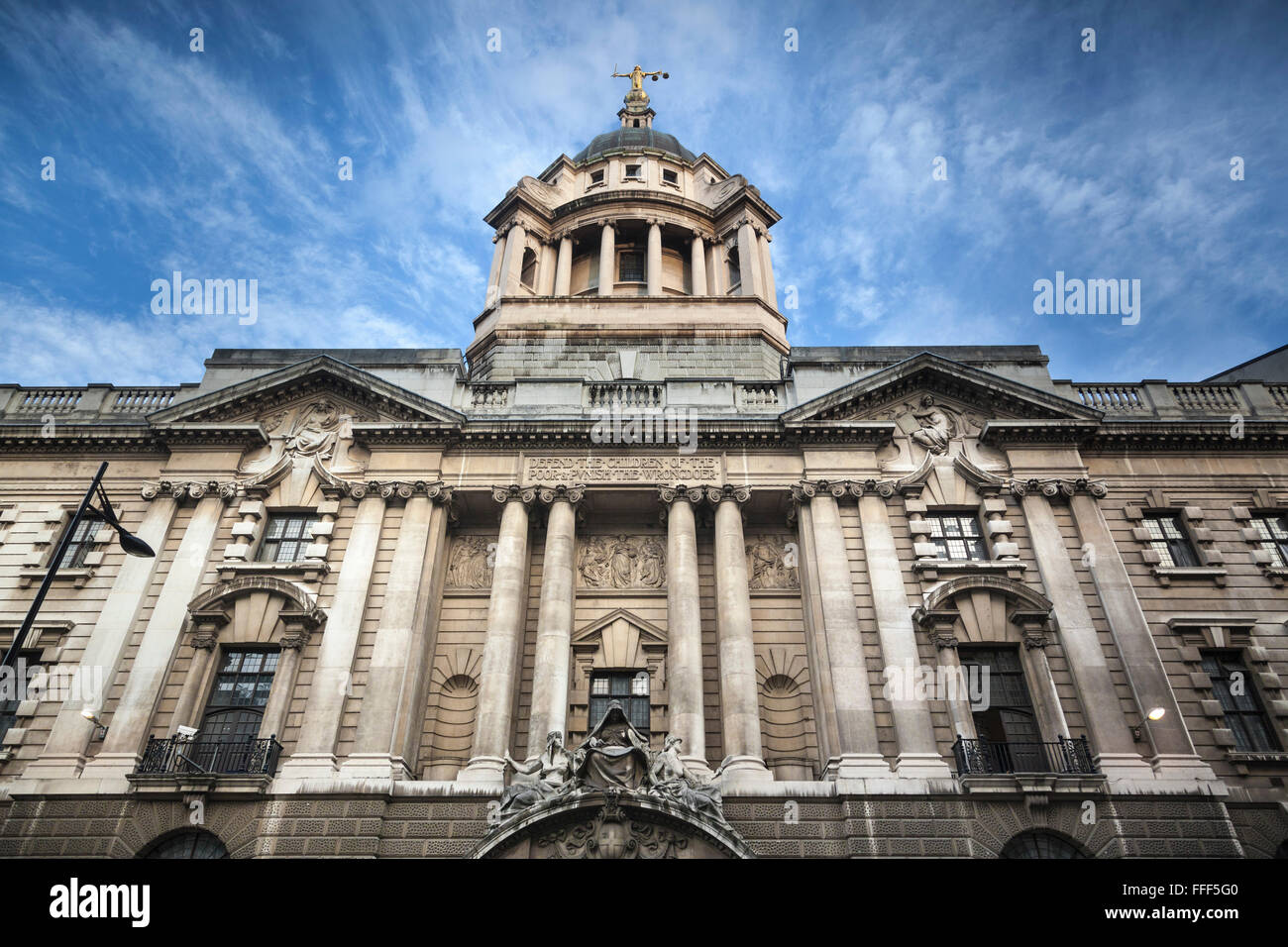 Façade du bâtiment 1900 pour la Cour pénale centrale, connue sous le nom de Old Bailey, dans le centre de Londres. La justice statue sur le dessus. Banque D'Images