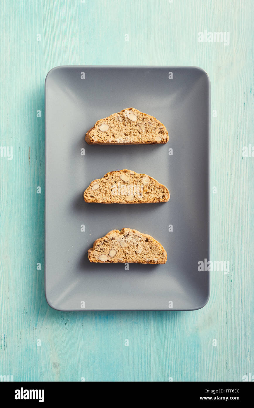 Cantucci sur plaque carré gris et bleu table. Cookies typiquement italien Banque D'Images