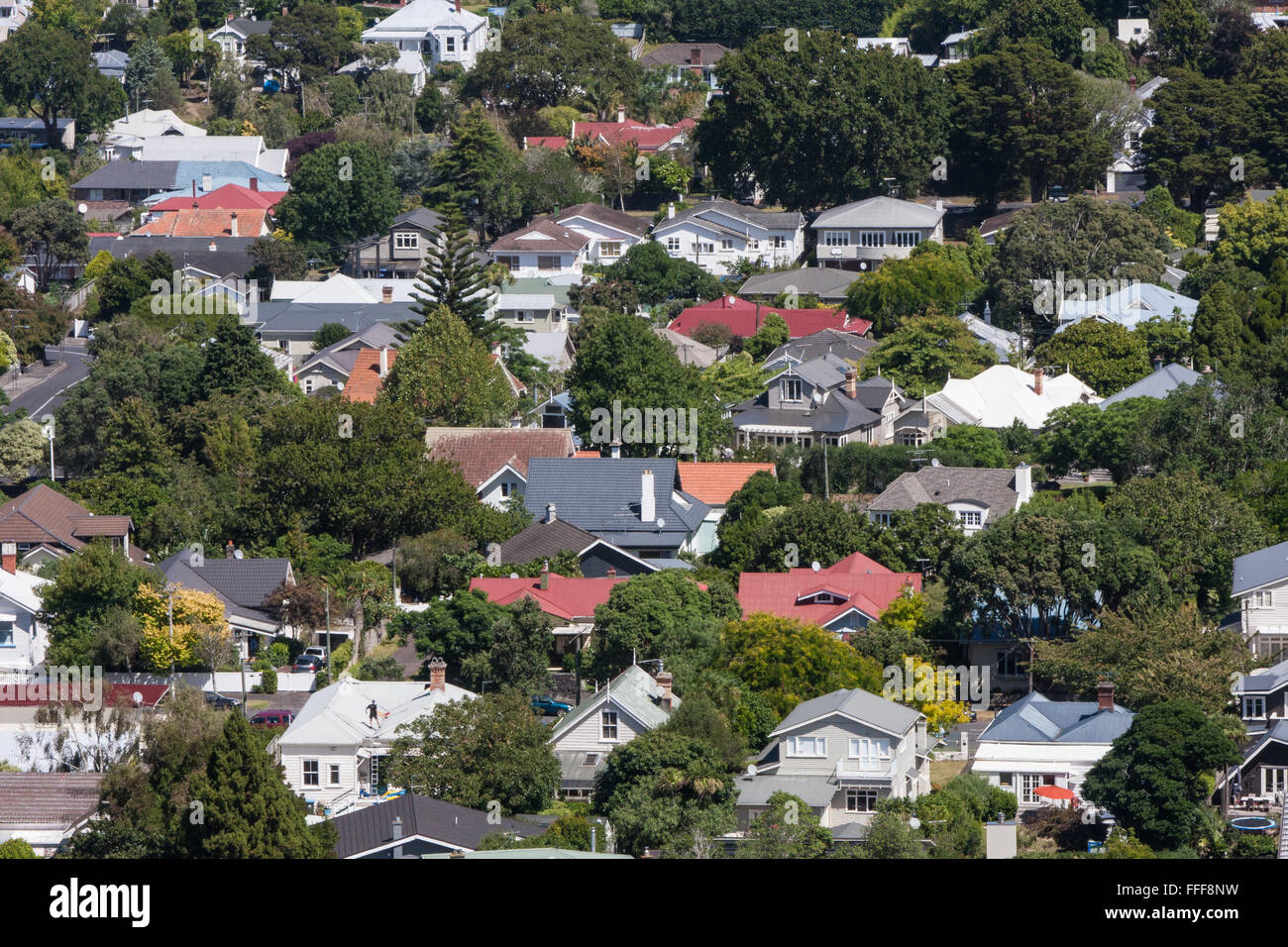 Logement bungalow de banlieue d'Auckland hébergement en résidence vue depuis le mont Eden, North Island, New Zealand. Banque D'Images