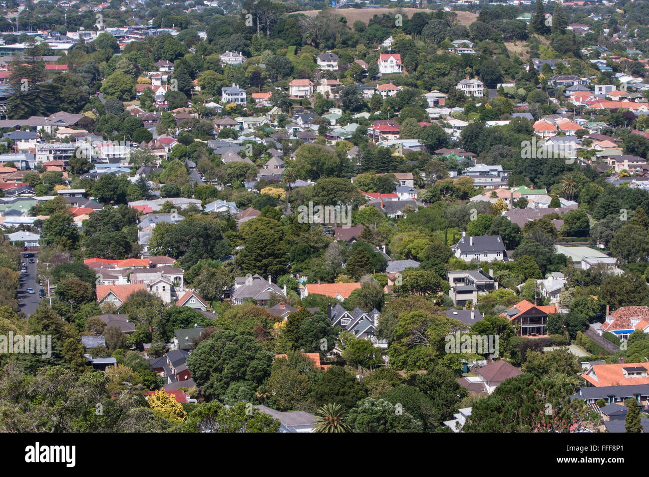 Logement bungalow de banlieue d'Auckland hébergement en résidence vue depuis le mont Eden, North Island, New Zealand. Banque D'Images