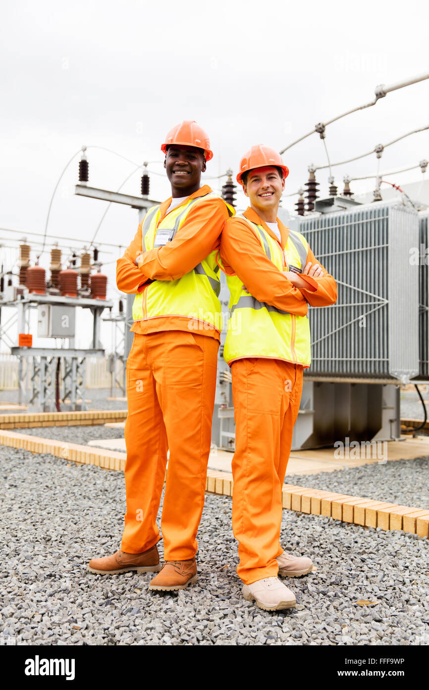 Électrique multiraciale co-travailleurs dans la sous-station électrique Banque D'Images