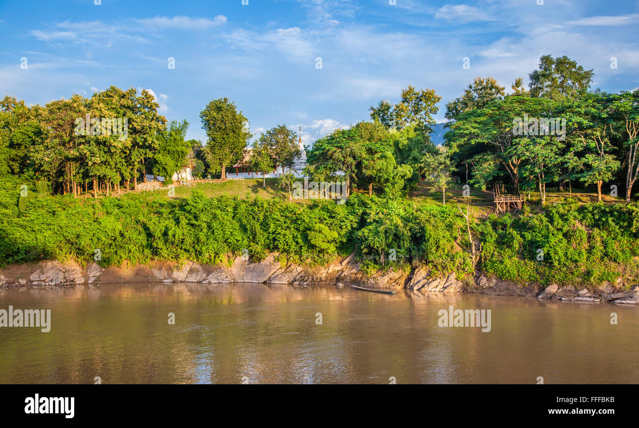 République démocratique populaire du Laos, Luang Prabang, végétation luxuriante sur les berges de la rivière Nam Khan Banque D'Images