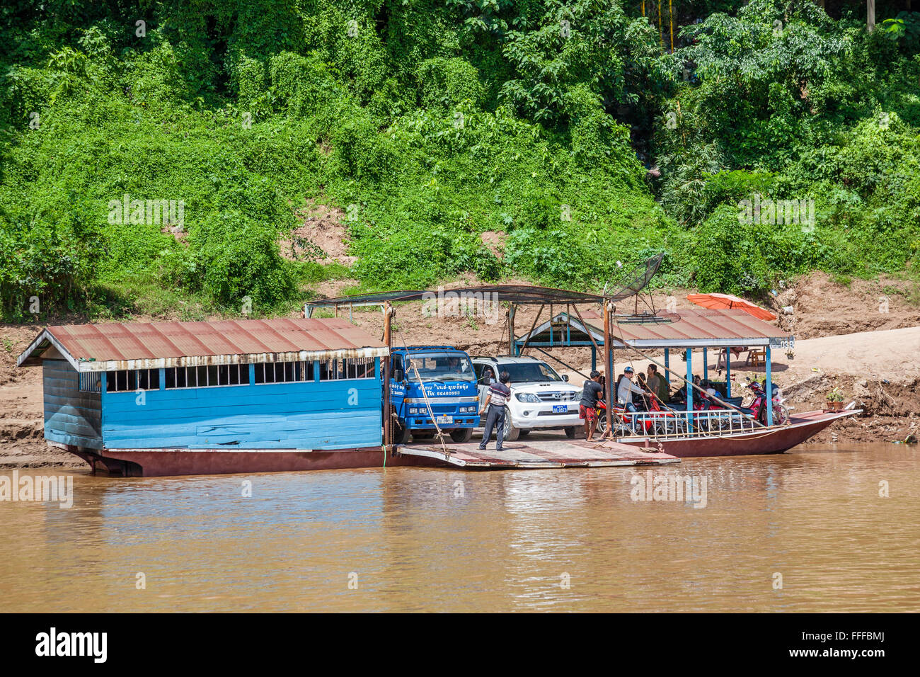 République démocratique populaire du Laos, Luang Prabang Province, river ferries sur les rives du Mékong à Ban Xieng man Banque D'Images