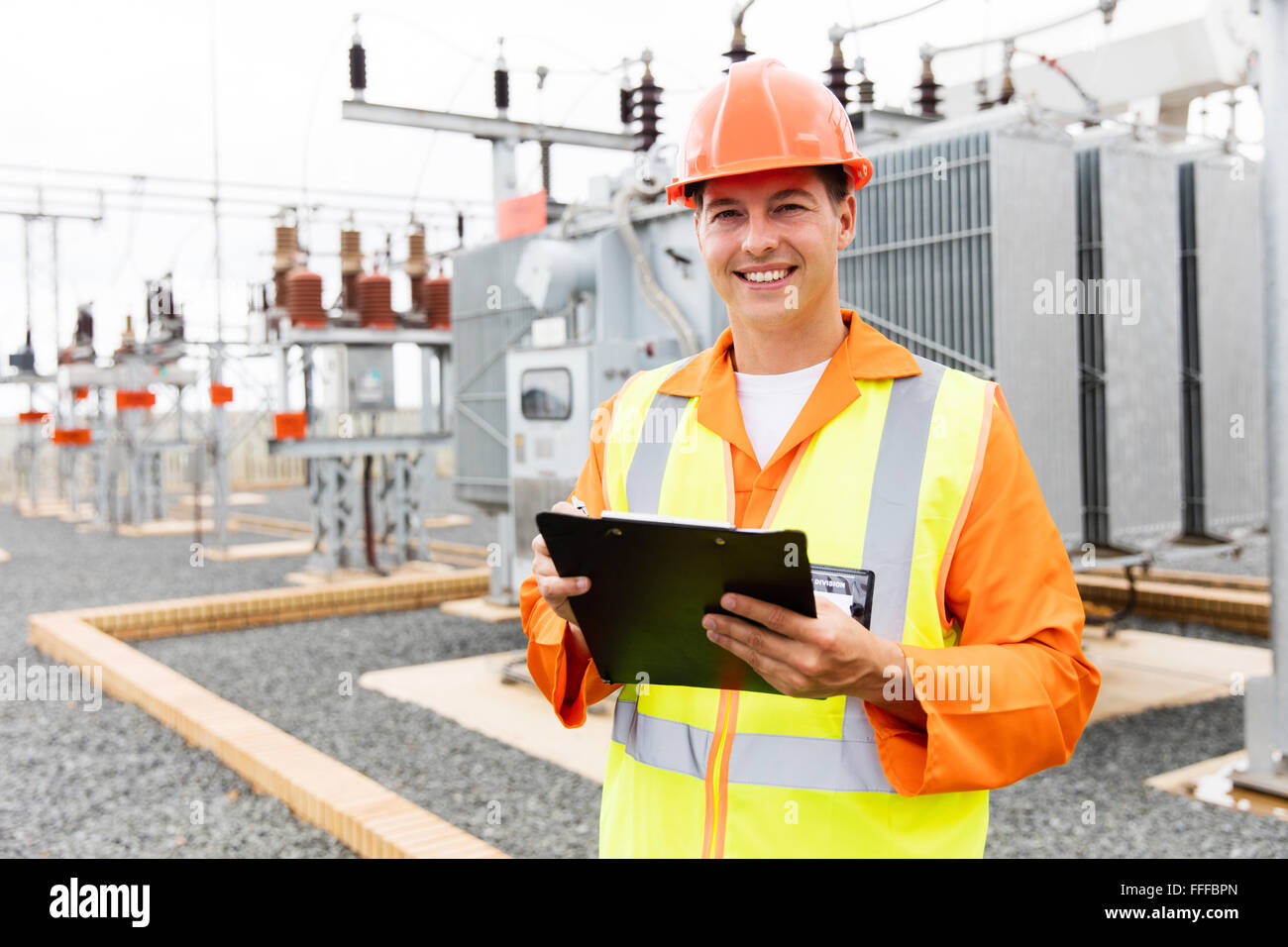 Ouvrier électrique travaillant dans power plant Banque D'Images