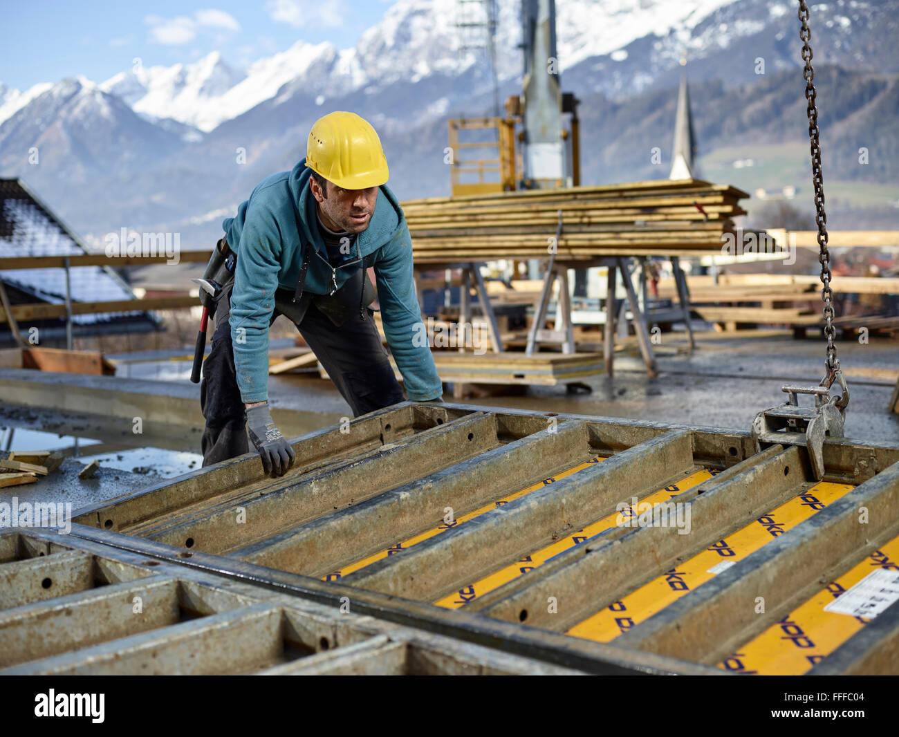Travailleur de la construction du mur de coffrage de Levage avec grue, coffrage, la préparation des terres d'Innsbruck, Tyrol, Autriche Banque D'Images