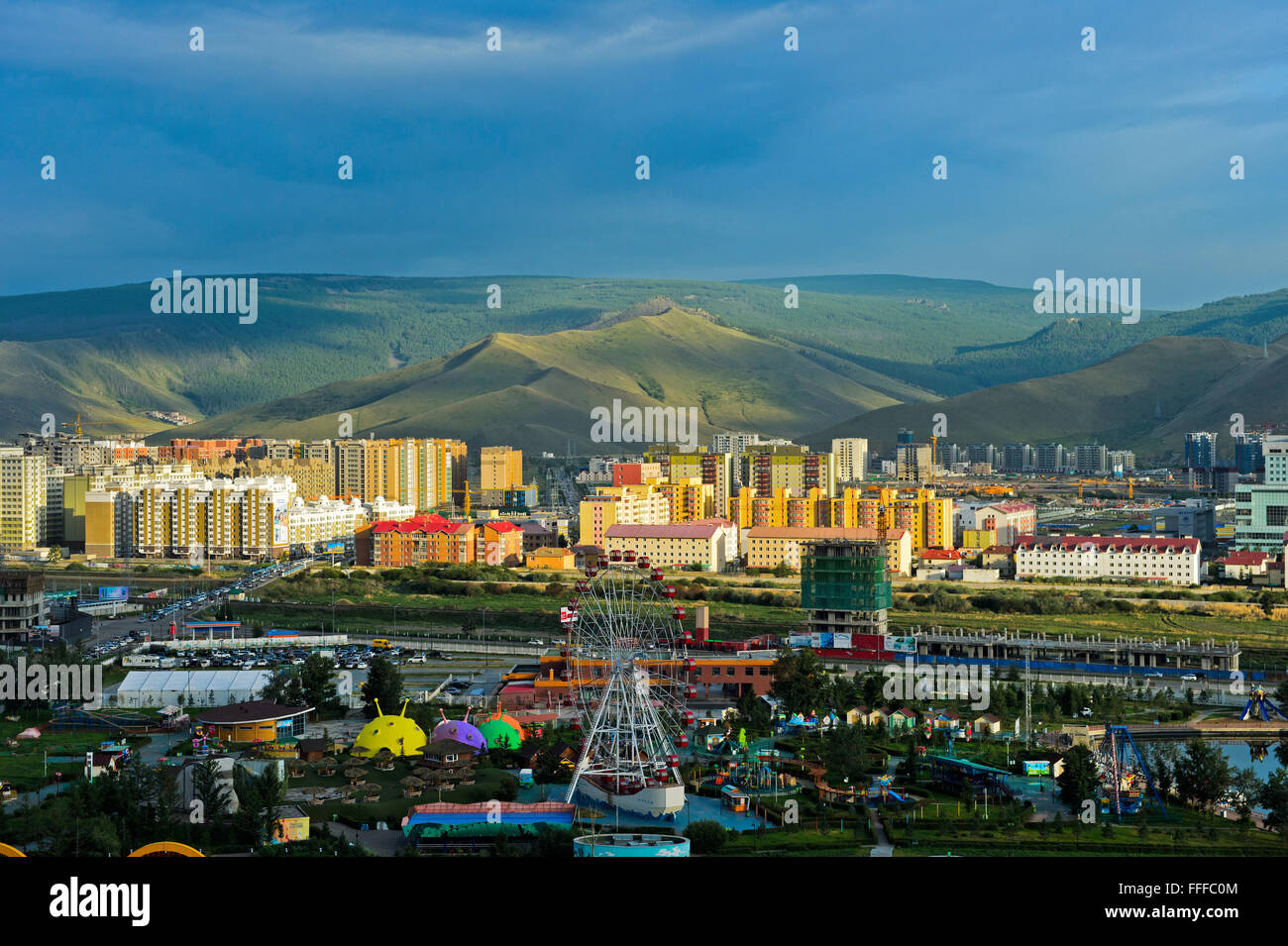 Le parc d'attractions nationales, derrière le quartier moderne récemment construit, Ulan Bator, Mongolie Banque D'Images