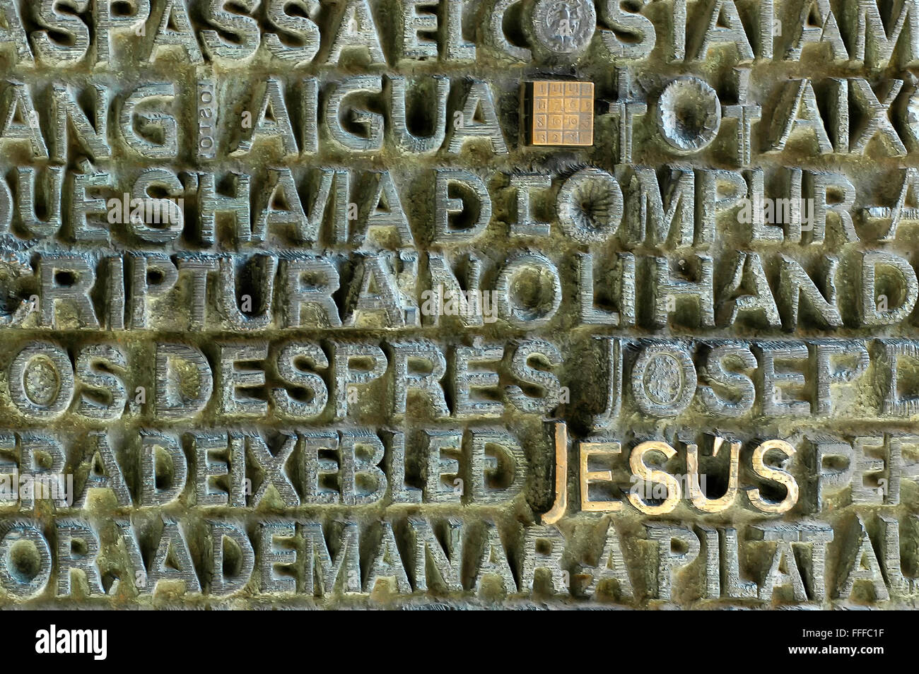 Bassorilievo de bronze avec la sainte Ecriture dans Sagrada Familia Banque D'Images