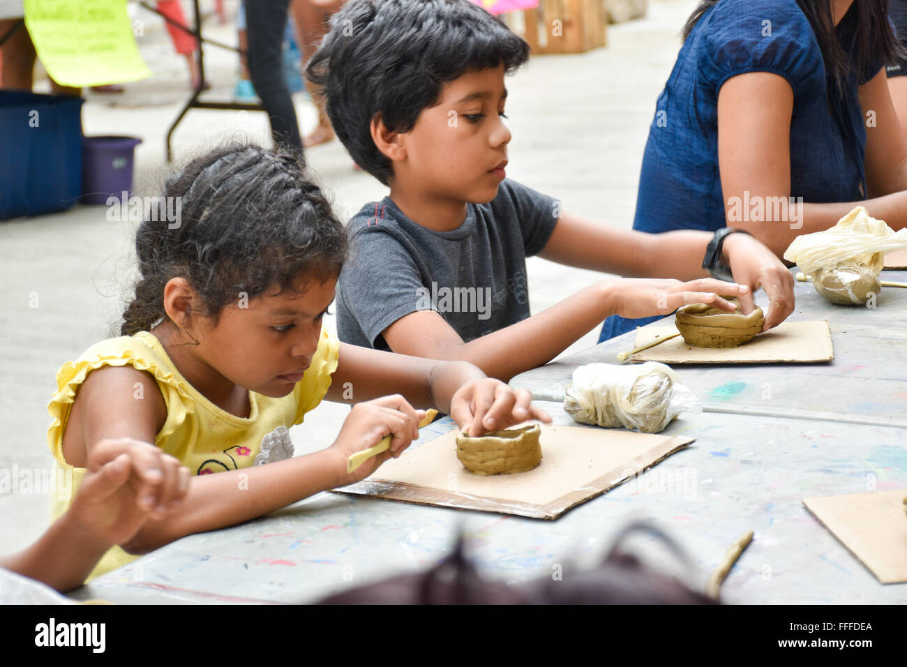 Les enfants faire de l'art des projets à un événement culturel du gouvernement local à Acapulco, Mexique. Banque D'Images