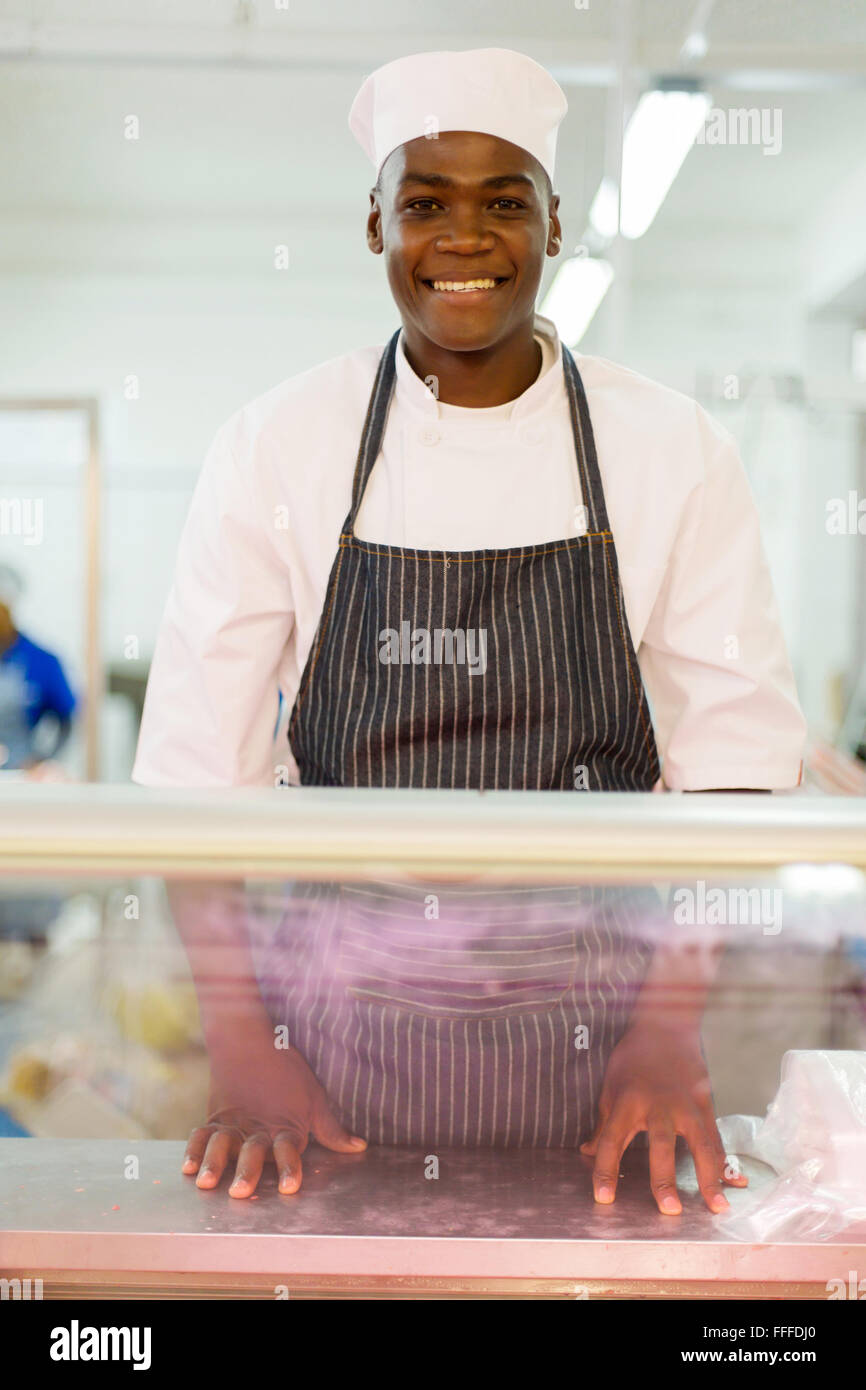 Portrait of African American butcher debout dans une boucherie Banque D'Images