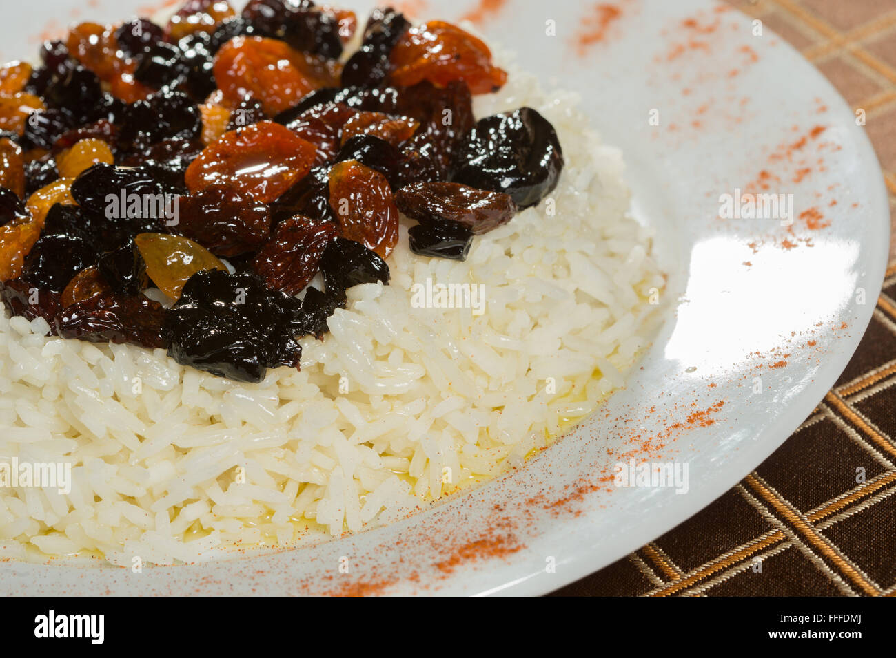 Riz végétarien avec des abricots secs et raisins gros plan sur la table. Banque D'Images