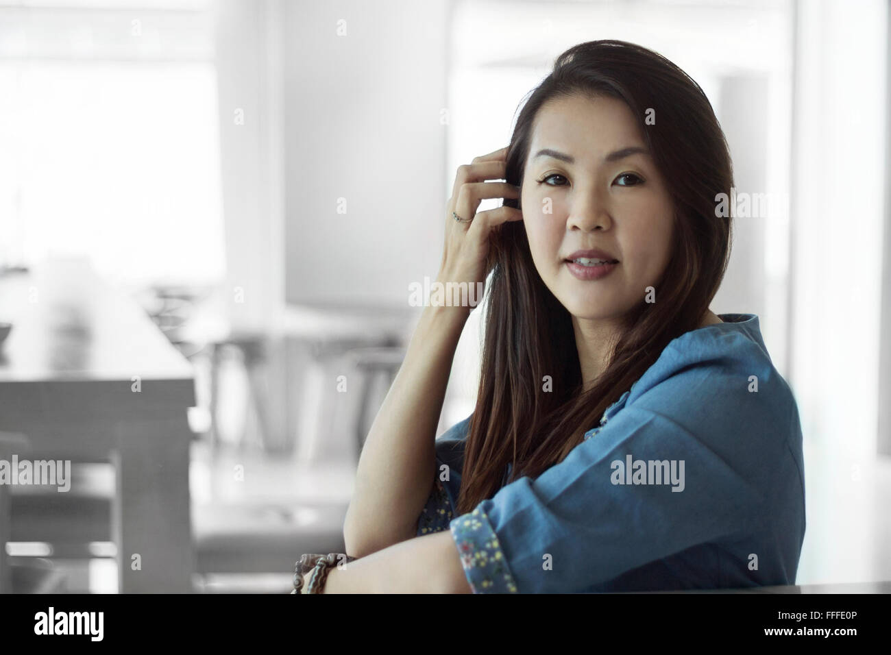 Femme d'origine asiatique belles femmes portraits, jeune chinoise se détendre dans le café de style de vie Banque D'Images
