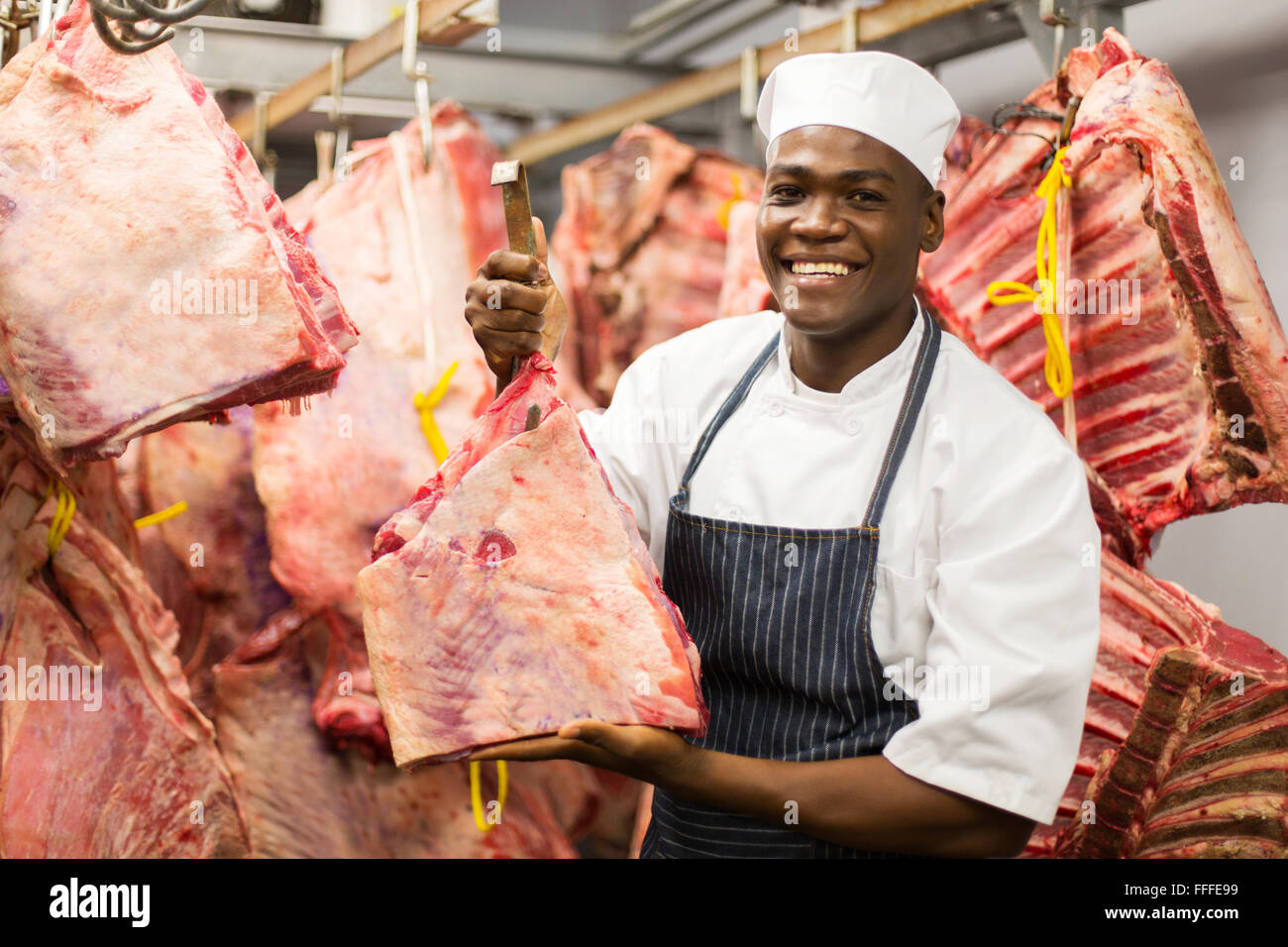 Smiling African remise dans l'abattoir de bovins de boucherie Banque D'Images