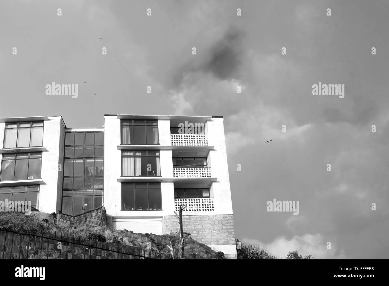 Un bloc de maisons en cube Weston super Mare haut sur le front de mer, construit comme en ultra moderne des années 60, février 2016 Banque D'Images