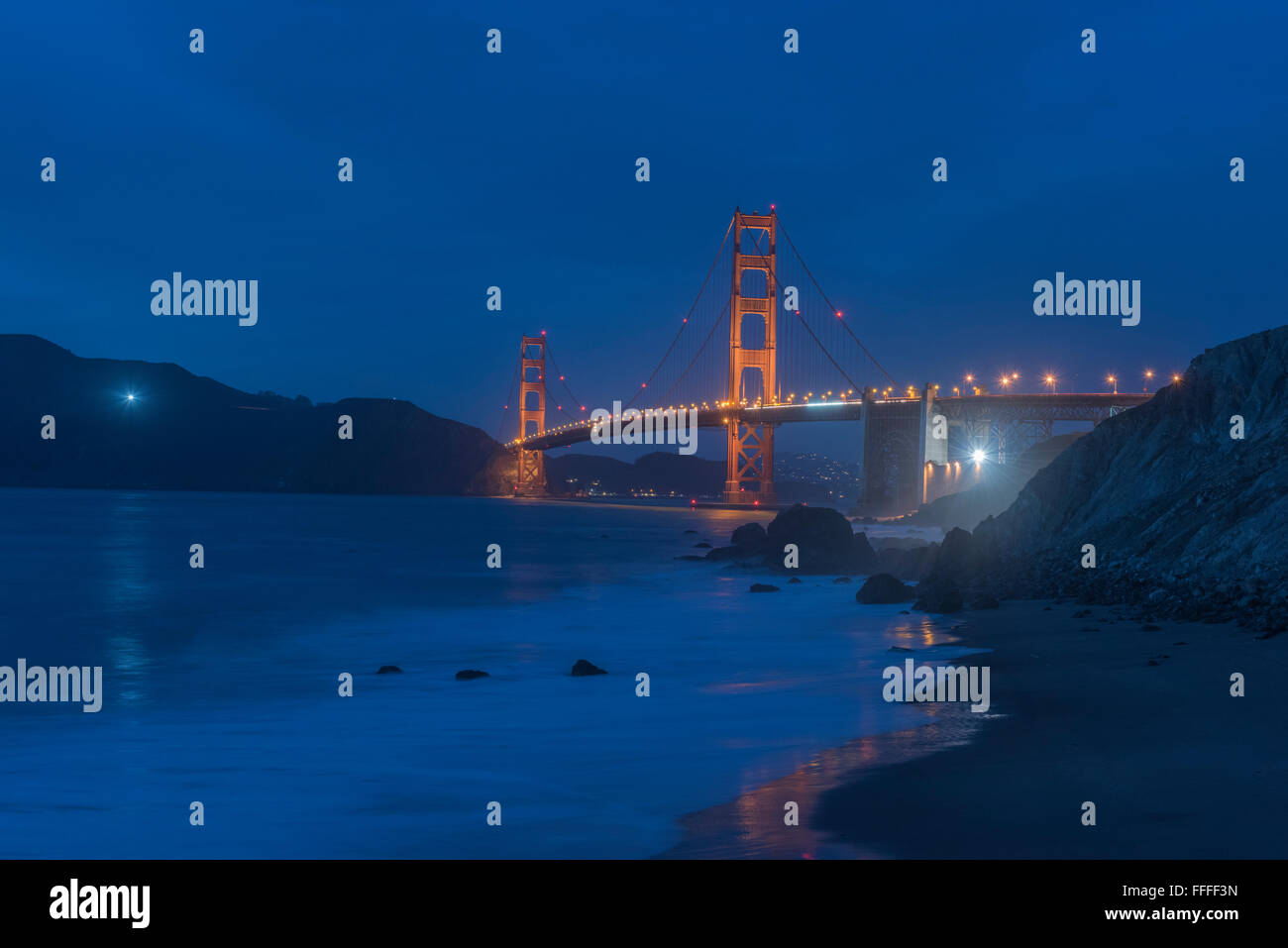 Golden Gate Bridge at Dusk. San Francisco, Californie, USA. Banque D'Images