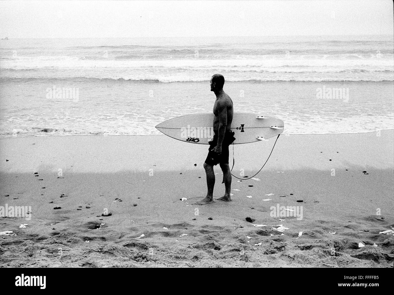 Jan 4, 2016 - South Beach, KwaZulu-Natal, Afrique du Sud - DENIS KRIEL est un homme de la police locale, c'est son spot de surf locaux. South Beach est une partie de la ville de Durban sans interruption la plus longue étendue de plage de sable. La ville de Durban est sur la côte est de l'Afrique du Sud et les gens ici sont lavés avec de l'eaux chaudes de l'Océan Indien. Au nord de cette étendue de sable sont des plages avec la société hang out cafe. Au sud il y a une jetée avec le quartier haut Moyo's Restaurant à elle est la fin et l'uShaka Marine World et le secteur complexe de la mer et surf clubs de la plage les vesces. Banque D'Images