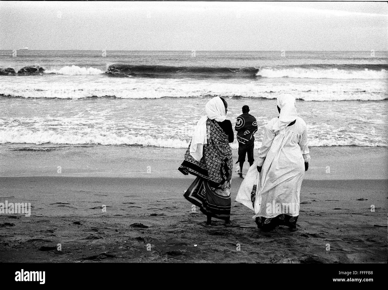 Jan 4, 2016 - South Beach, KwaZulu-Natal, Afrique du Sud - Trois guérisseurs traditionnels, un rituel de la préforme sur la plage. South Beach est une partie de la ville de Durban sans interruption la plus longue étendue de plage de sable. La ville de Durban est sur la côte est de l'Afrique du Sud et les gens ici sont lavés avec de l'eaux chaudes de l'Océan Indien. Au nord de cette étendue de sable sont des plages avec la société hang out cafe. Au sud il y a une jetée avec le quartier haut Moyo's Restaurant à elle est la fin et l'uShaka Marine World et le secteur complexe de la mer et surf clubs de la plage les vesces. Entre Banque D'Images