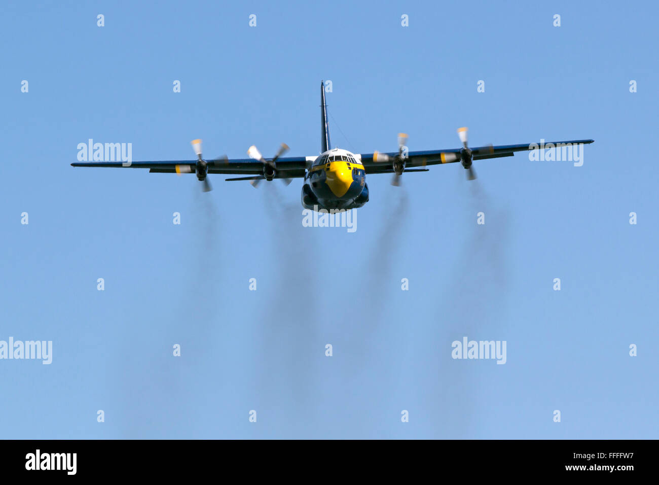 Fat Albert, l'USMC C-130 Hercules support aircraft pour les approches des Blue Angels de front. Banque D'Images