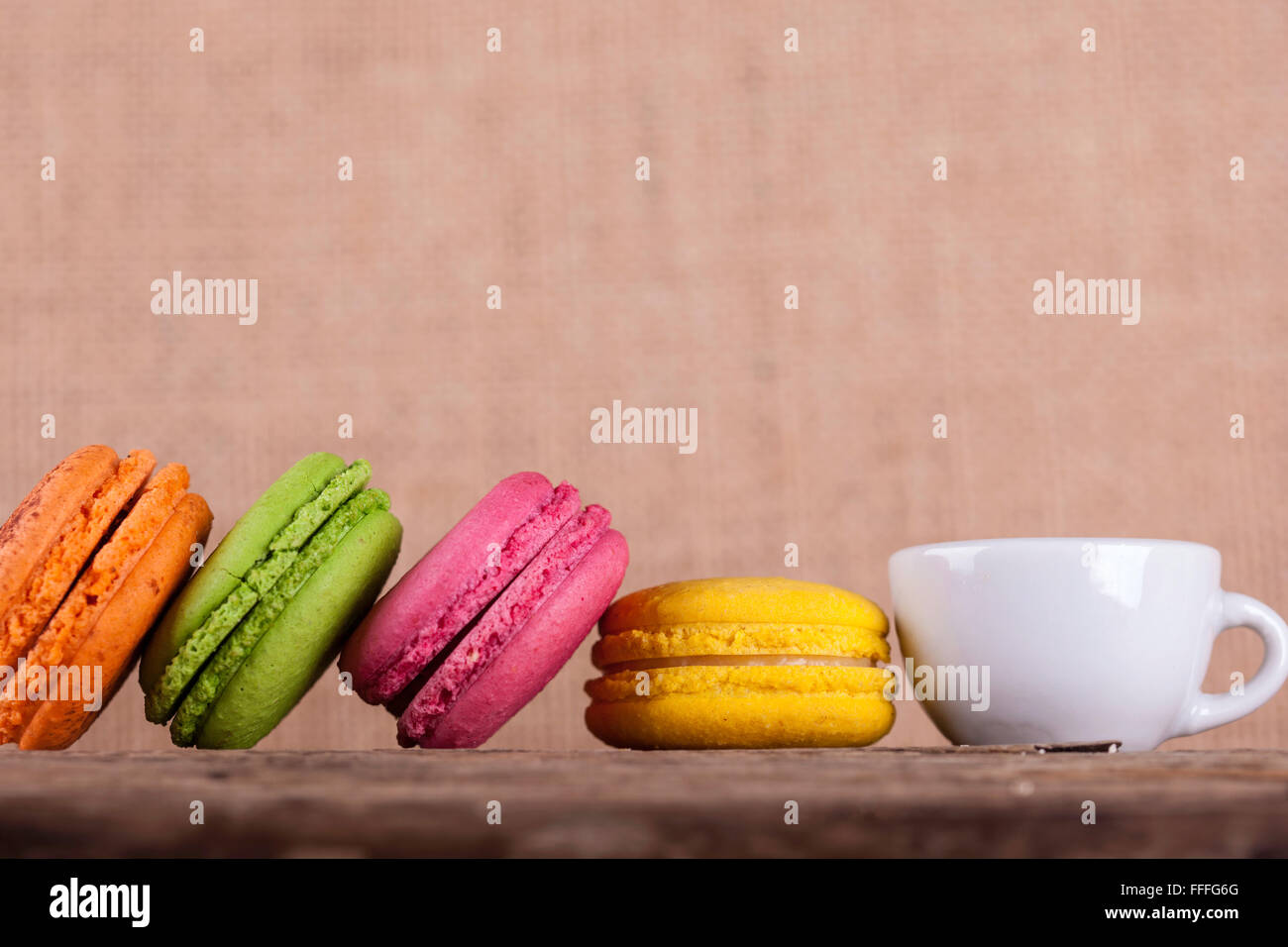 Macarons et Café Tasse de bois vintage background side view Banque D'Images