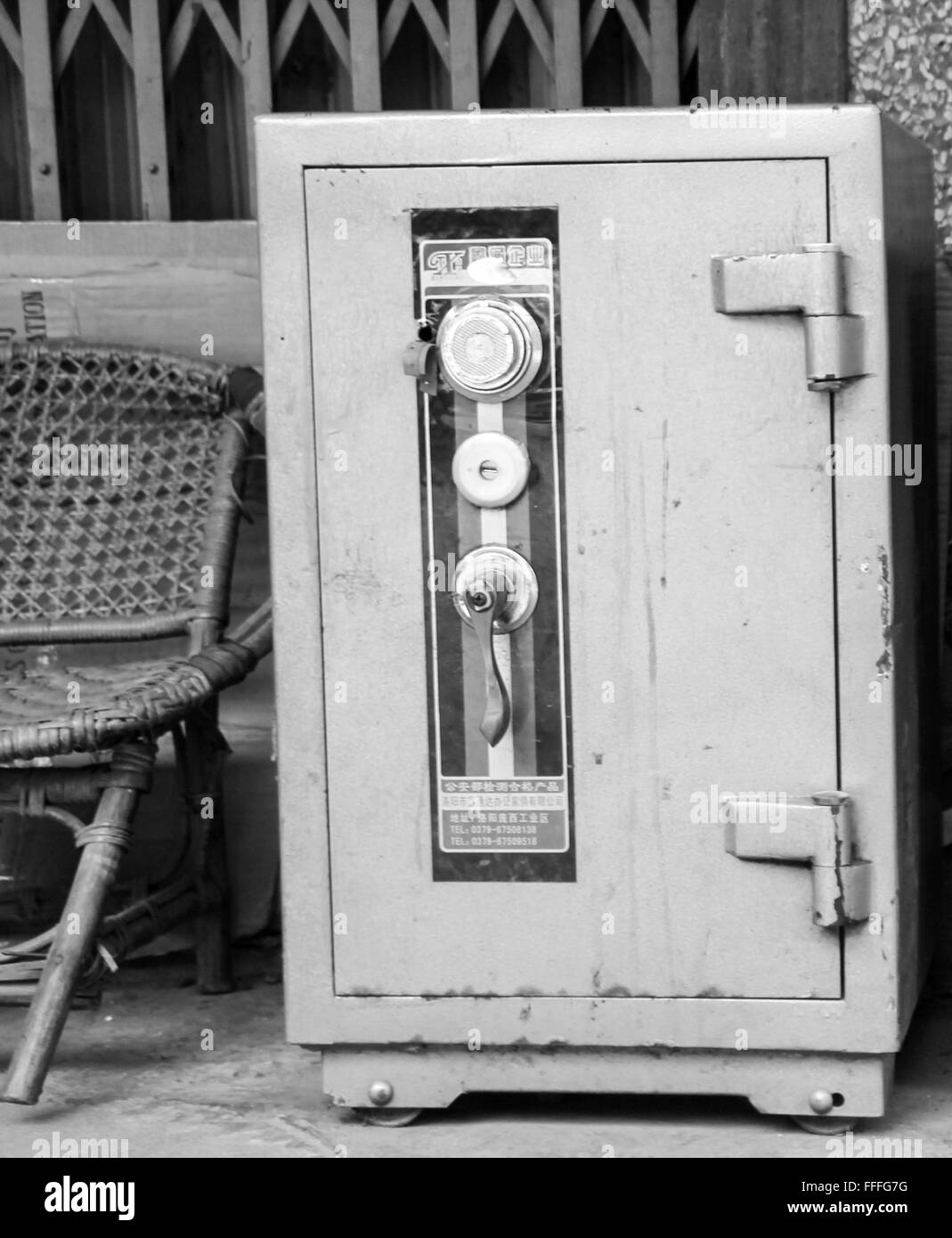 Coffre-fort anciens assis dans les rues de Luang Prabang Banque D'Images