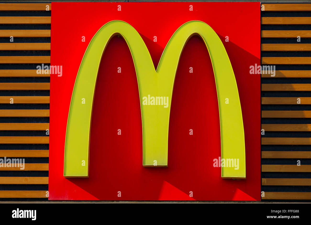 McDonald's Classic signe. Mcdonald's est la plus grande chaîne de restauration rapide hamburger restaurants servant autour Banque D'Images
