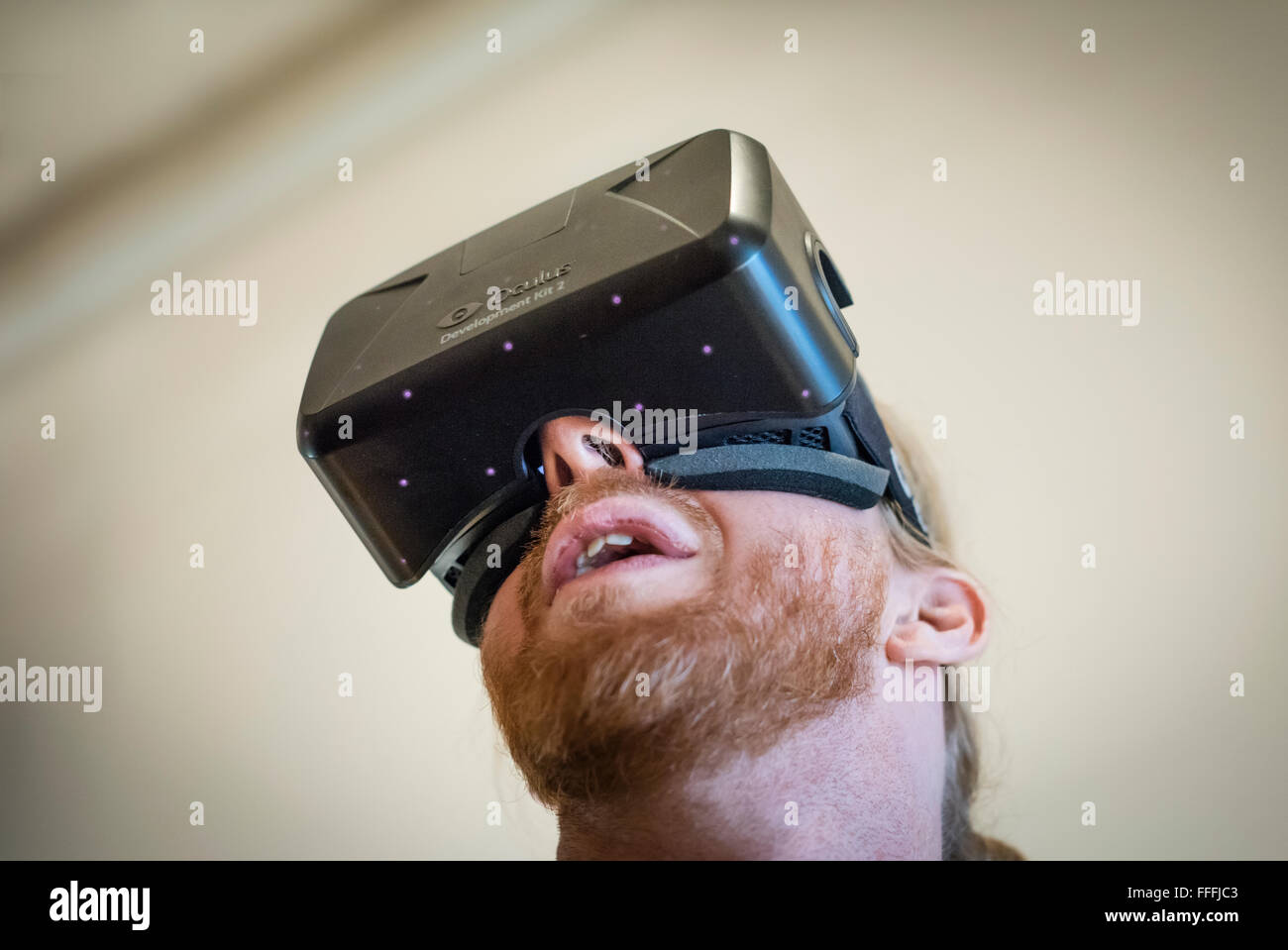 Un homme de race blanche (ethnicité) porte Oculus Rift Development Kit 2 (DK2) lunettes de réalité virtuelle tout en jouant un jeu d'ordinateur Banque D'Images