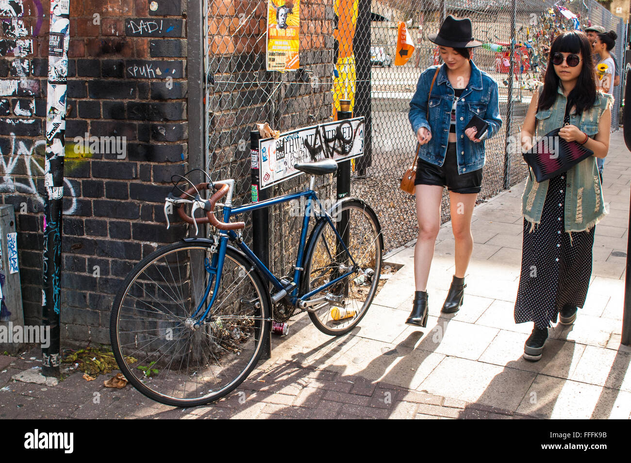 Deux filles en marche hipster élégant Brick Lane, Shoreditch. Banque D'Images