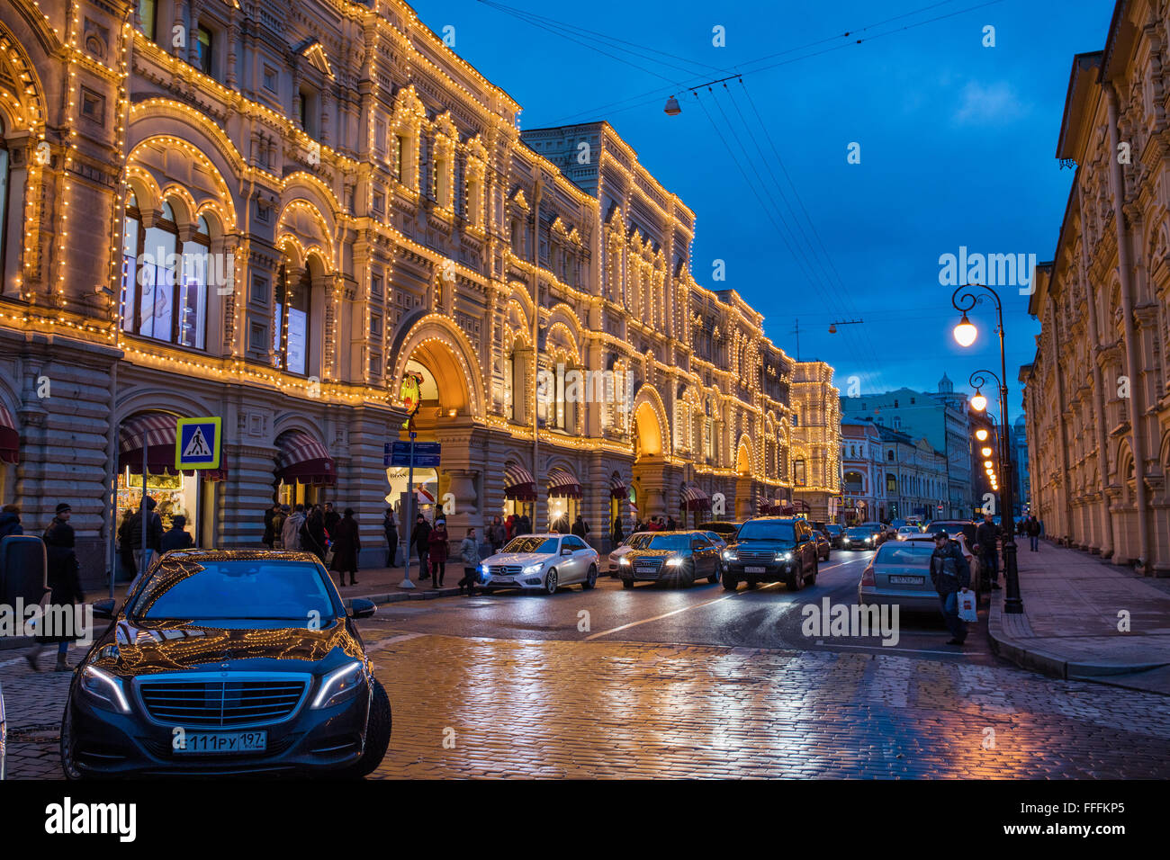 La place Rouge, la gomme, la décoration et l'éclairage pour le Nouvel An et les vacances de Noël dans la nuit, Moscou, Russie Banque D'Images