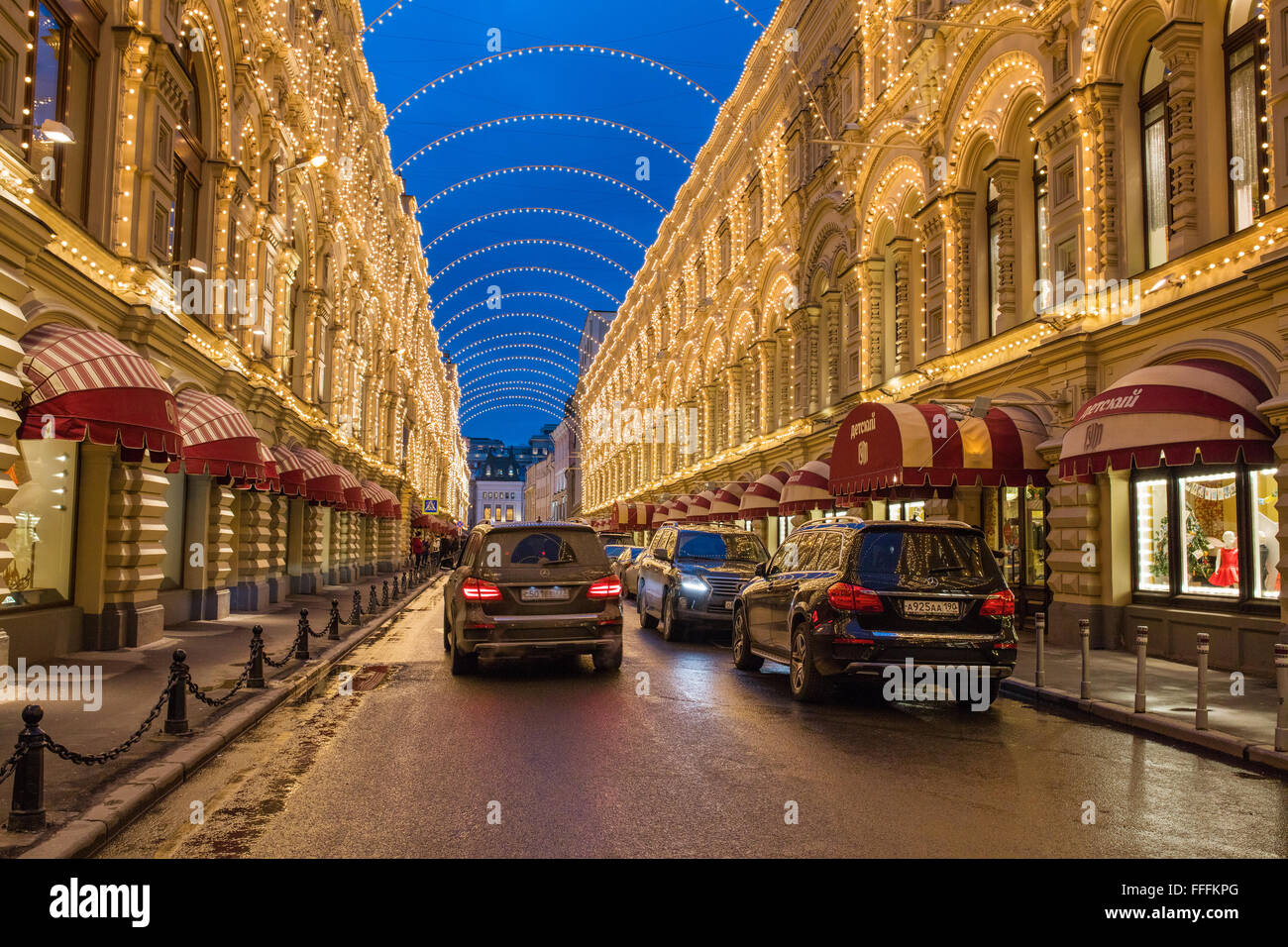 GUM, décoration et éclairage pour le Nouvel An et les vacances de Noël dans la nuit, Moscou, Russie Banque D'Images