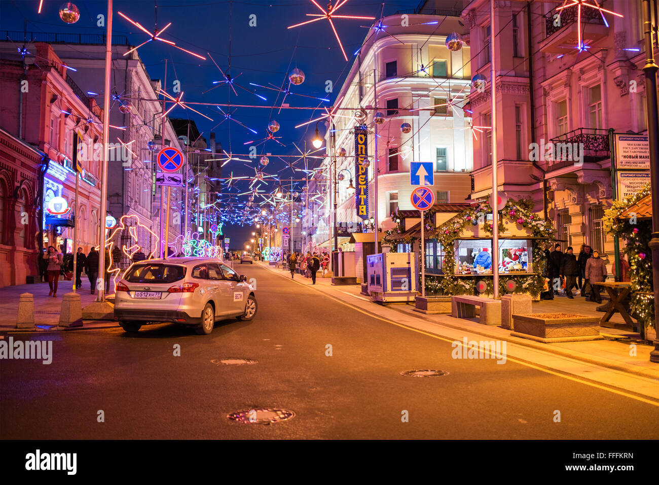 Shelter street, la décoration et l'éclairage pour le Nouvel An et les vacances de Noël dans la nuit, Moscou, Russie Banque D'Images