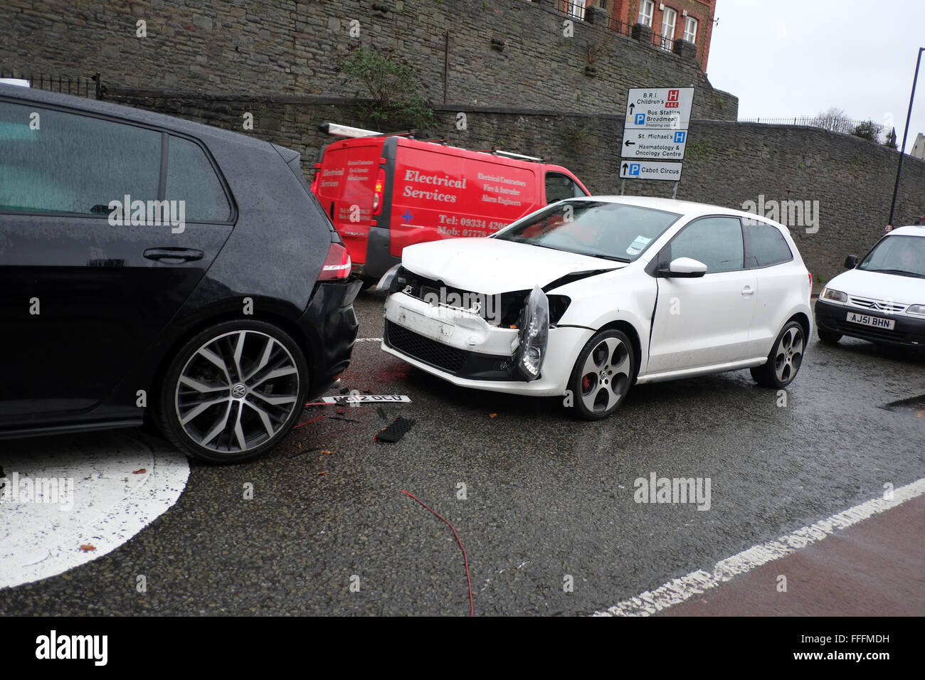 Trois Volkswagen accident de voiture dans le centre de Bristol, un polo est  allé à l'arrière d'un golf en la poussant dans une Passat. 16 Janvier 2016  Photo Stock - Alamy