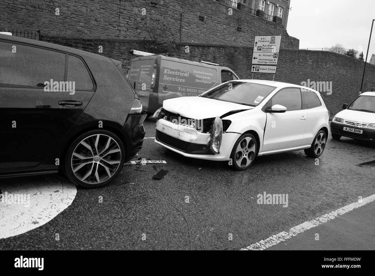 Trois Volkswagen accident de voiture dans le centre de Bristol, un polo est allé à l'arrière d'un golf en la poussant dans une Passat. 16 Janvier 2016 Banque D'Images