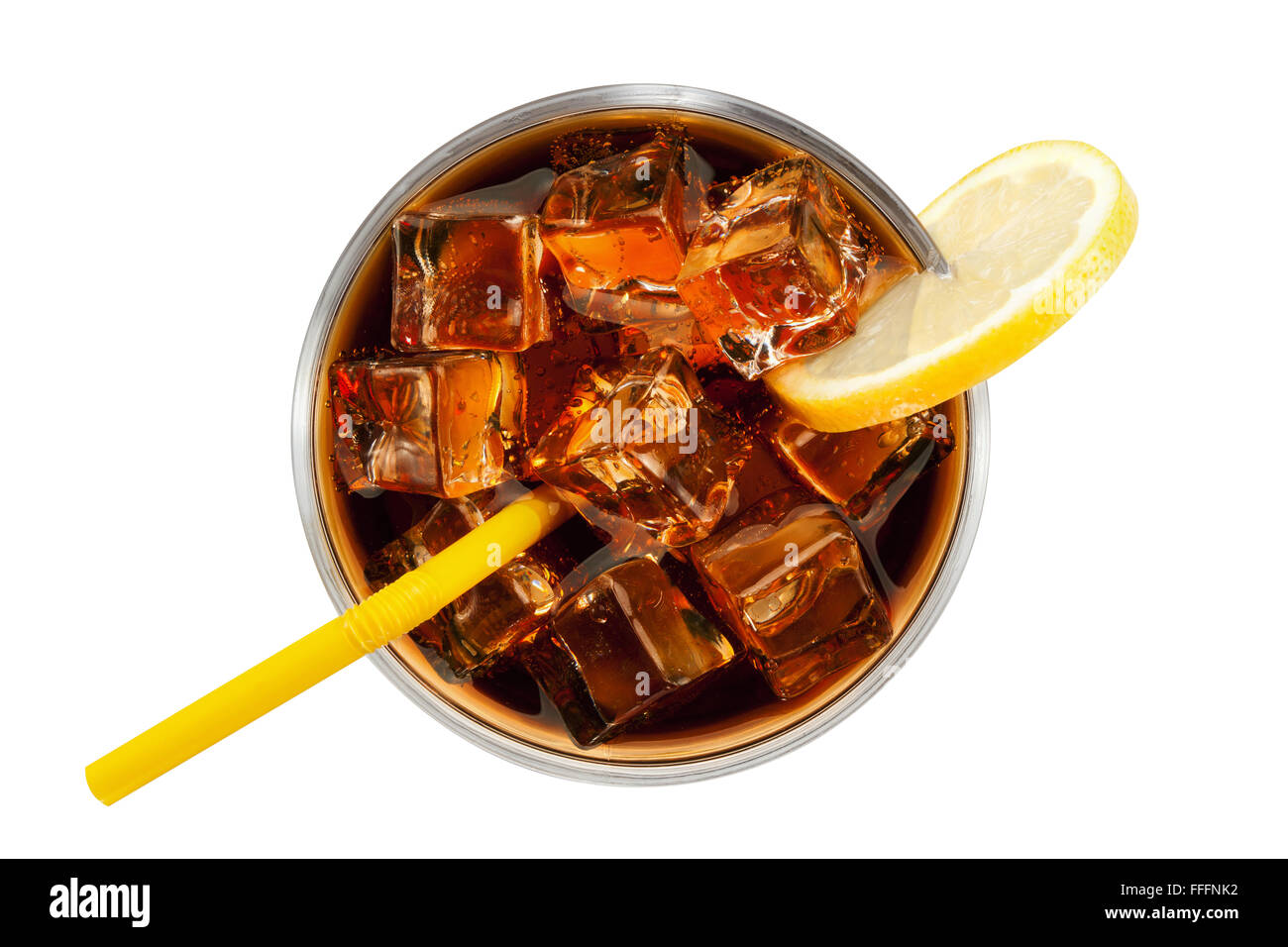 Cola avec des cubes de glace, de citron et de la paille dans un verre, isolé sur le fond blanc, chemin de détourage inclus. Banque D'Images