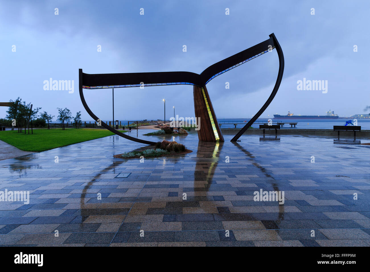 La ville d'esperance monument touristique de baleine qui est humide à cause de la pluie autour de coucher du soleil Banque D'Images