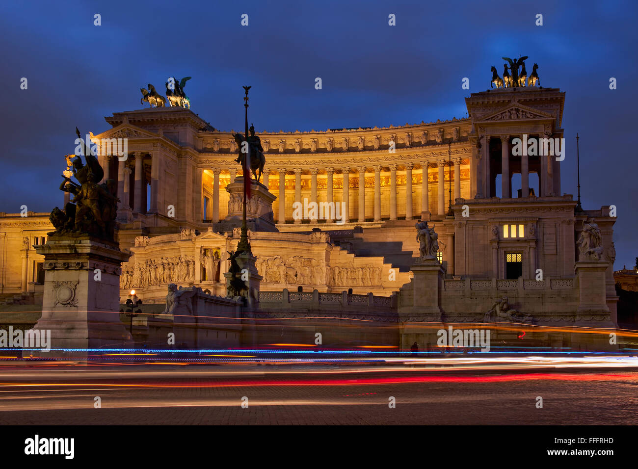 L'Italie, Lazio, Rome, Place Venezia, vue sur le Vittoriano building au crépuscule Banque D'Images