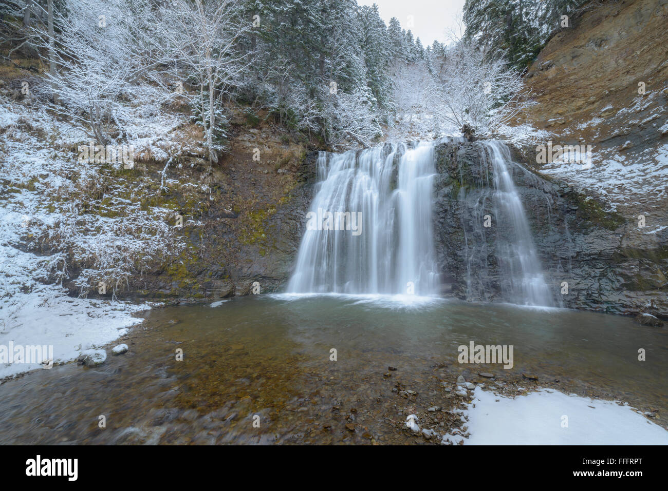 Cascade dans la forêt, l'île de Sakhaline, en Russie. Banque D'Images